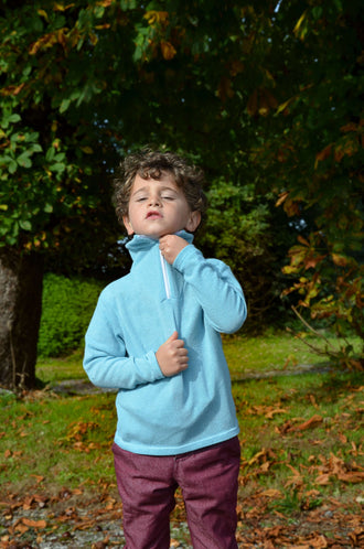 Enfant portant Pull BOLIDE du 2 au 16 ans, un patron de couture pdf à télécharger, style camionneur, moderne et élégant en plein air.