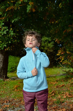 Enfant portant Pull BOLIDE du 2 au 16 ans, un patron de couture pdf à télécharger, style camionneur, moderne et élégant en plein air.