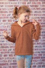 Enfant portant le Pull BOLIDE du 2 au 16 ans, patron de couture pdf à télécharger, design moderne et polyvalent élégant.