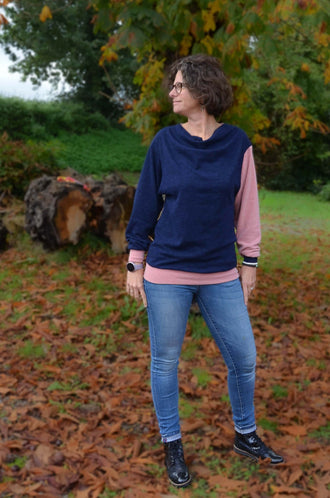 Femme portant le Pull CRYSTAL avec manches chauve-souris, col ample, dans un cadre automnal. Patron de couture pdf à télécharger.