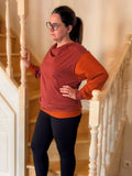 Femme portant le Pull CRYSTAL avec manches chauve-souris et col bénitier, patron de couture pdf à télécharger
