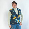 Femme portant Pull sans manche femme, 34 au 56, 4 statures – Amande, patron de couture pdf à télécharger avec fleurs bleues et jaunes.