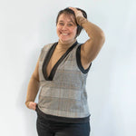 Pull sans manche femme, 34 au 56, 4 statures – Amande, patron de couture pdf à télécharger affiché sur une femme souriante.