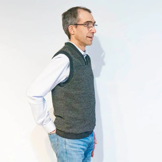 Pull sans manche homme, 44 au 58, 5 statures – Amande, patron de couture pdf à télécharger, homme portant un pull élégant en gris.