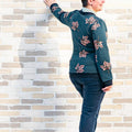 Femme portant un pull sweat croisé, 34 au 56, 4 statures – Cannelle, avec motif de feuilles, patron de couture PDF à télécharger.