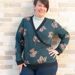 Femme portant un Pull sweat croisé, 34 au 56, 4 statures – Cannelle, avec un design à feuilles, parfait pour patron de couture pdf à télécharger.