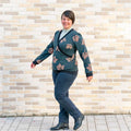 Femme portant le Pull sweat croisé, 34 au 56, 4 statures – Cannelle, patron de couture pdf à télécharger, devant croisé élégant.