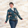 Femme portant le pull sweat croisé, 34 au 56, 4 statures – Cannelle, disponible en patron de couture pdf à télécharger.