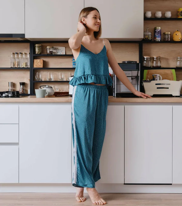 Personne portant un Pyjama - XS/L - FALL IN LOVE, patron de couture PDF à télécharger, dans une cuisine moderne.