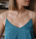 Femme portant un haut bleu à bretelles avec motif étoilé, produit Pyjama - XS/L - FALL IN LOVE, patron de couture pdf à télécharger.