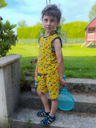 Enfant portant le Pyjama/Pyjamshort DIABOLO MENTHE avec imprimé nautique, tennis en main, Patron de couture PDF à télécharger disponible.