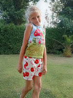 Enfant portant le Pyjama/Pyjamshort DIABOLO MENTHE, patron de couture pdf à télécharger, dans un jardin.