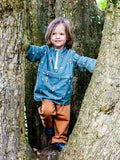 Enfant portant QUETSCHE - Le coupe-vent à poche ventrale, idéal pour toutes saisons. Patron de couture pdf à télécharger.