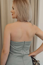 Femme portant la Robe ABSTRACTICA - Patron couture PDF du XXS au XXL, montrant un style élégant et structuré.