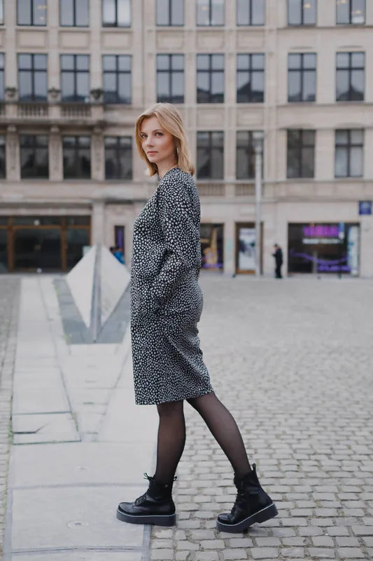 Robe Alex, patron de couture pdf à télécharger, modèle confortable avec épaules abaissées, manches longues style kimono et poches.
