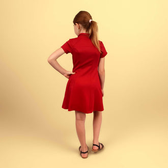 Petite fille portant une robe rouge, réalisée à partir du Robe / Blouse Gaby - Patron couture enfant du 2 au 14 ans, patron de couture pdf à télécharger.