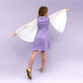 Fillette portant une robe violette et blanche, illustrant Robe / Blouse Gaby - Patron couture enfant du 2 au 14 ans, patron de couture pdf à télécharger.