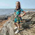 Fille portant la Robe / Blouse Gaby - Patron couture enfant du 2 au 14 ans au bord de la mer, patron de couture pdf à télécharger.