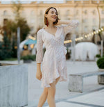 Femme portant Robe Cache-Coeur - XS-XL - ANGELICA avec patron de couture pdf à télécharger.
