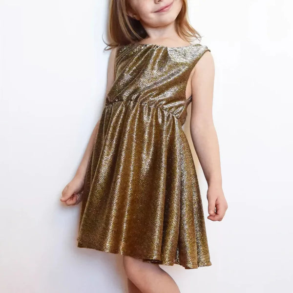 Robe Cylia Enfants dorée, patron de couture pdf à télécharger, enfant portant une robe élégante et confortable avec taille élastiquée.