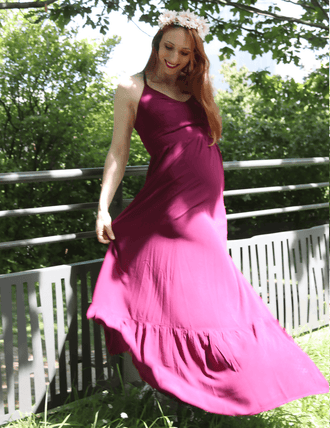 Robe Delhi en violet portée par une femme enceinte, élégante et fluide, parfaite pour la belle saison.