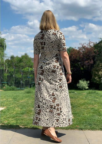 Robe Nata longue en jersey avec imprimé léopard, ajustée à la taille et coutures structurées. Patron de couture PDF à télécharger.