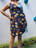 Femme portant une robe portefeuille Ostara aux fleurs, style débutant, à télécharger en PDF.