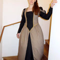Robe Princesse Margaux Femmes portée par une femme, inspirée des silhouettes médiévales et Renaissance.
