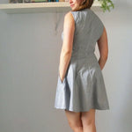 Femme portant la Robe Rochelle du 32 au 56, patron de couture pdf à télécharger, style rétro et féminin avec découpes princesse.