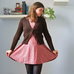 Robe Rochelle du 32 au 56, patron de couture pdf à télécharger, montrée portée avec élégance, parfait pour un style rétro féminin.