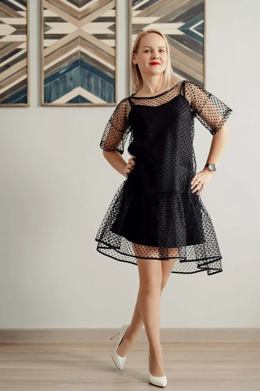 Femme portant une robe élégante représentant le "Robe Sparkle - Patron couture PDF du XS au L" pour couturières expérimentées.