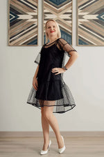 Femme portant la Robe Sparkle - Patron couture PDF du XS au L, élégante et sophistiquée, dans un cadre moderne et chic.