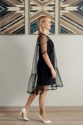 Femme portant une Robe Sparkle noire, patron couture PDF du XS au L, disponible en téléchargement, élégance et style assurés.