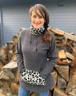 Femme portant la Robe Sweat MILA pour femmes du 34 au 54 avec poche kangourou et col roulé, patron de couture pdf à télécharger.
