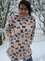 Robe Sweat MILA pour femmes du 34 au 54 en tissu imprimé, idéale pour hiver, patron de couture PDF à télécharger. Femme portant la robe.