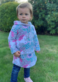 Fillette portant la Robe Sweat Mini-MILA pour filles du 2 au 16 Ans en motif licornes, idéale pour patron de couture pdf à télécharger