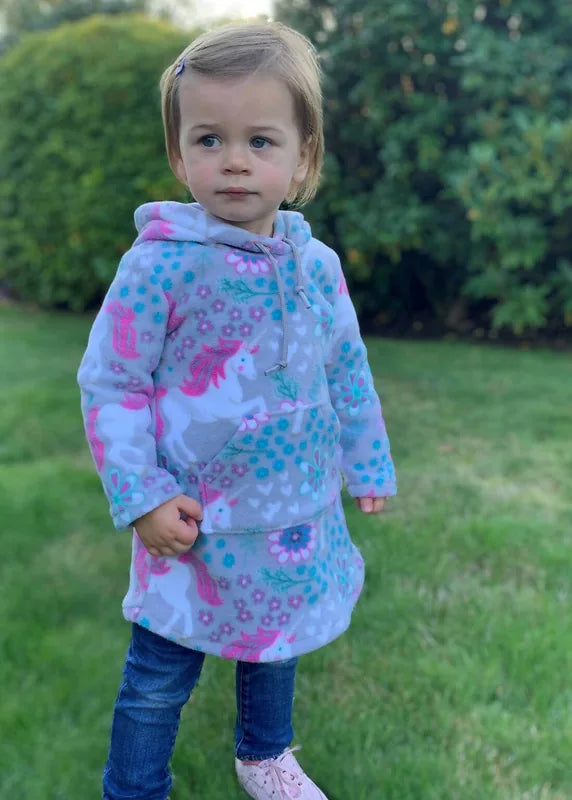 Fillette portant la Robe Sweat Mini-MILA pour filles du 2 au 16 Ans en motif licornes, idéale pour patron de couture pdf à télécharger
