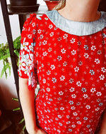 Robe rouge à fleurs avec col argenté, manches froncées, parfaite pour un patron de couture à télécharger.