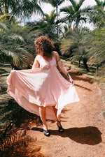Femme portant la Robe Thoé - T36 à 50, coupe asymétrique, disponible en patron de couture pdf à télécharger, idéal pour l'été.