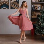 Robe - XS/L - CANDY, patron de couture pdf à télécharger, femme en robe rayée dans un salon décoré.