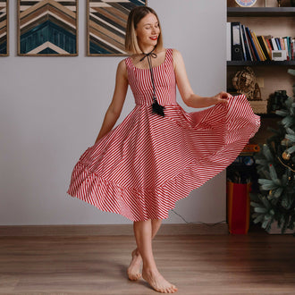 Robe - XS/L - CANDY, patron de couture pdf à télécharger, modèle intermédiaire sans marge de couture inclus, fille en robe rayée rouge et blanche.