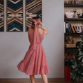 Femme portant une Robe - XS/L - CANDY à rayures rouges, idéal pour le patron de couture PDF à télécharger.