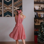 Femme portant une Robe - XS/L - CANDY à rayures rouges, idéal pour le patron de couture PDF à télécharger.