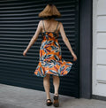 Femme tournante en robe à feuilles, vue arrière. Patron de couture PDF, Robe - XS/L - FALL IN LOVE, télécharger modèle couture intermédiaire.