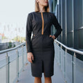 Femme portant une robe noire élégante avec des détails marron, illustrant le patron de couture pdf à télécharger 'Robe - XS|L - IMPRESS'.