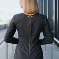 Vue arrière de la Robe - XS|L - IMPRESS, patron de couture pdf à télécharger, montrant un dos élégant avec fermeture éclair.