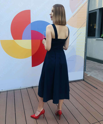 Robe - XS\XL - CLÉ du SUCCÈS, patron de couture PDF à télécharger, tenue élégante portée par une femme devant un fond coloré.