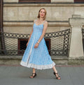 Robe - XS/XL - DELPHINIUM portée par une mannequin en extérieur, patron de couture pdf à télécharger, niveau intermédiaire.