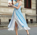 Femme portant la robe été bleue avec motif floral, style décontracté et élégant.