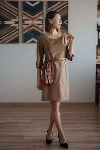 Femme portant une robe beige avec ceinture colorée, patron de couture pdf à télécharger, Robe - XS/XL - SOFIA, niveau intermédiaire.